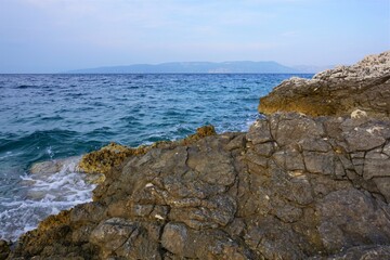 Fototapeta na wymiar Blick auf das Meer an der kroatischen Küste. Felsiger Strand in Istrien.