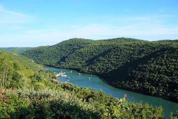 Fototapeta na wymiar Ausblick auf eine Mündung in Kroatien. Landschaft in Istrien.