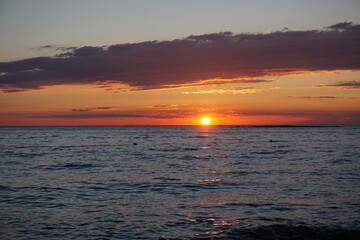Sonnenuntergang an der kroatischen Küste. Abendstimmung am Meer in Istrien.
