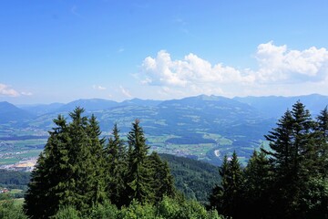 Landschaft in Österreich im Salzburger Land. Berglandschaft mit blauem Himmel.