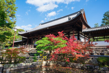京都　萬福寺の天王殿と紅葉