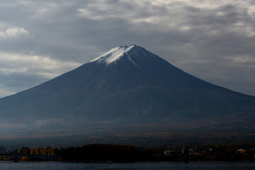 Fototapeta na wymiar 荘厳な富士山