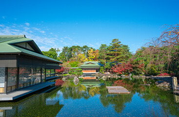 Obraz premium 京都迎賓館の庭園 紅葉