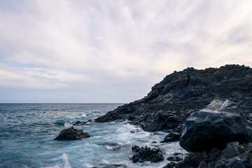 Kamieniste wybrzeże oceanu © robertpstryka