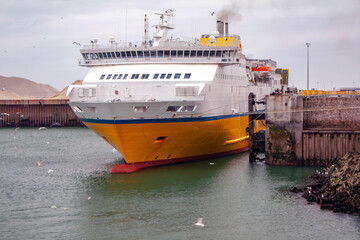 Naklejka premium Dieppe. Ferry à quai dans le port. Seine-Maritime. Normandie 