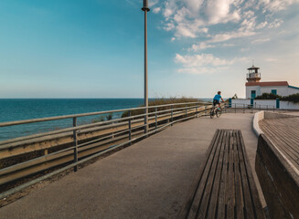 Obraz premium bicycle passing near a lighthouse