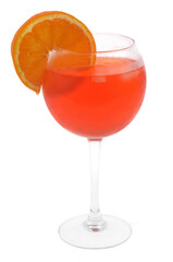 Verre de spritz avec une rondelle d'orange en gros plan sur fond blanc