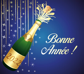 Bonne année 2022 ! Carte de vœux bleue et dorée avec bouteille de Champagne ouverte.	