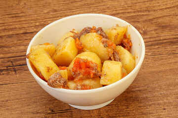 Roasted potato and beef with sauce