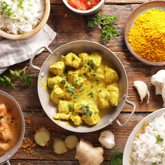 chicken curry with naan and spices ingredients