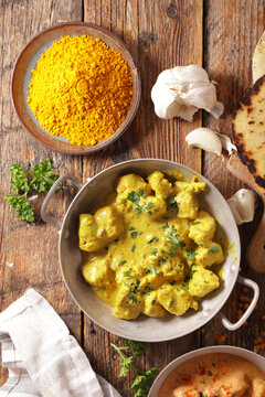 chicken curry with naan and spices ingredients