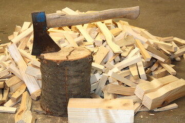 Anmachholz mit Hauklotz und Beil