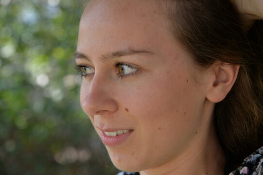 juinge frau portrait outdoor tiefensch&auml;rfe grpne augen sommersprossen leberfleck