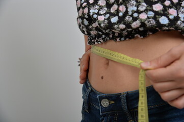 female bodypart schlanke frau bauch bauchumfang massband messen bmi schlankheitswahn diät abnehmen...