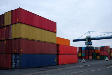 Cargo containers in a european cargo terminal with a container bridge - Stockphoto

