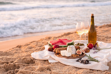 Fototapeta na wymiar Picnic on the beach with wine and with sea view 