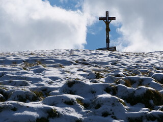 Kreuz auf einem schneebedeckten Berghang auf dem Breitenberg im Allgäu in den bayerischen Alpen