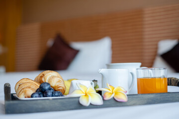 Focus on fruit. In a hotel room with fruit, place a tray on the bed to welcome the arrival of VIP guests