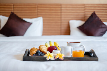 Fototapeta na wymiar Focus on fruit. In a hotel room with fruit, place a tray on the bed to welcome the arrival of VIP guests