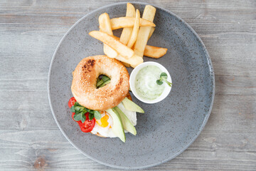 Sandwich with egg and avocado, with fried chips