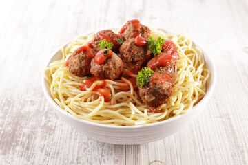 bowl of spaghetti and meatball