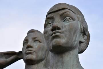 Fototapeta na wymiar statue of woman with a man