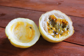 Passion fruit is an edible fruit with sour taste and rich in vitamins.