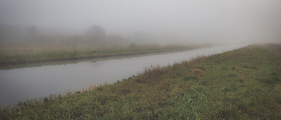 mglisty poranek nad kanałem wodnym - obrazy, fototapety, plakaty
