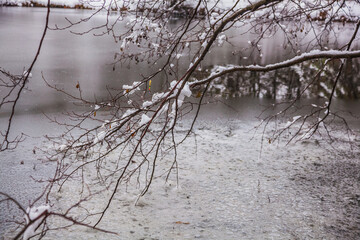 Fototapeta na wymiar winter landscape with snow and a lake