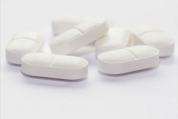 Obraz na płótnie Canvas Paracetamol tablets isolated on a white background with selective focus.