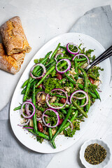 Green been salad with purple onions