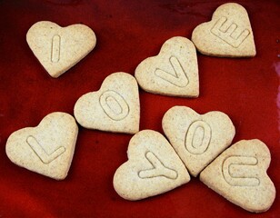 I love you ciasteczka z napisem na czerwonym tle, Walentynkowe ciasteczka, słodkie wyznanie miłości © Anna