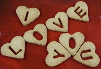 I love you ciasteczka z napisem na czerwonym tle, Walentynkowe ciasteczka, wyznanie miłości © Anna