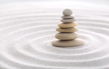 Abwaschbare Fototapete Steine​ im Sand Sieben Ausgleichssteine. Japanische Zen-Garten-Meditation für Konzentration und Entspannung Sand für Harmonie und Ausgeglichenheit in purer Einfachheit - Makroaufnahme.