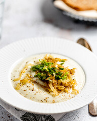 Cauliflower soup with roasted onions