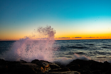 olas al atardecer