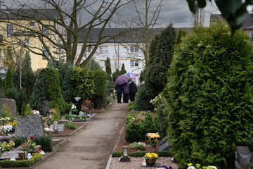 Eine Trauergemeinde hat sich am Grab versammelt  © Blende8