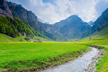 Fototapeta na wymiar Seealpsee bei Appenzell in den Schweizer Alpen, Schweiz