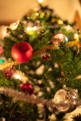 Kugeln Christbaumkugel hängt am Weihnachtsbaum