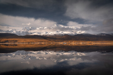 Amazing Autumn Mountain Landscape. Reflection Of Snowy Peaks And Thick Clouds On Still Water. Altai Republic, Yeshtykol Plateau, Lake Dzhangyskol. Nature Of Western Siberia, Russia. - 403252198