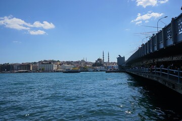 Obraz premium Fisherman at Galata Bridge and Istanbul city - Landscape from old town in Istanbul, Turkey 