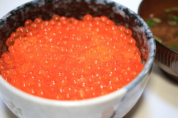 イクラ丼と赤出汁