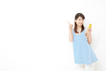 スマホを持つ女性　指差し