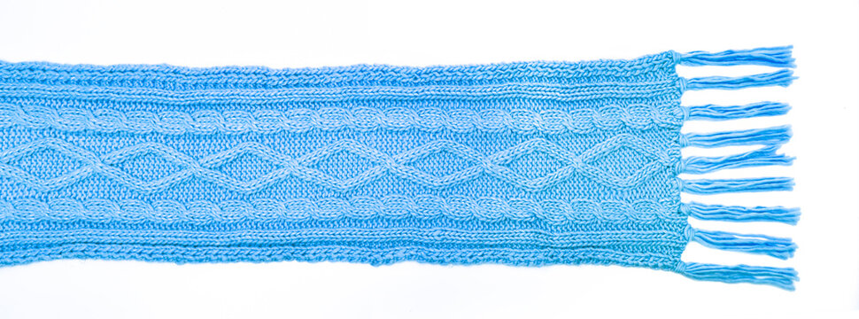 Blauer Wollschal mit Zopfmuster