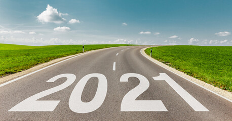 Strasse in Richtung Neues Jahr 2021