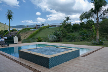 Las frescas aguas azules de la piscina en medioo de un ambiente campestre y tropical con vegetacion...