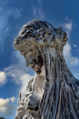 Statue eine schönen Frau mit Schleier und Blumenkranz auf dem Kopf © Blende8
