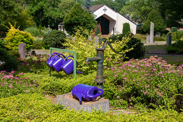 Alte Schwengelpumpe und Gießkannen © Blende8