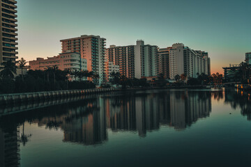 Fototapeta na wymiar view of the city Miami Beach apartments 