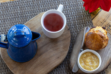 Vista superior de una taza de t&eacute; y pan con mermelada sobre una mesa